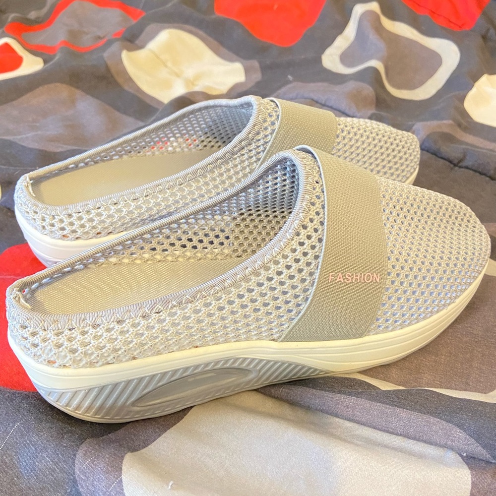 FREE WITH PURCHASE😇 WOMENS SLIPPERS/SANDALS